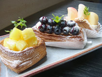 季節のフルーツを使ったデニッシュペストリーたち。一つ一つのアイテムにあわせた特製クリームがたっぷりとつめこまれている。
