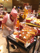 店内には、常に販売員の元気な声が飛び交っている 店内には、常に販売員の元気な声が飛び交っている