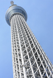 「東京ソラマチ」の4階のフリースペース、「スカイアリーナ」から見た東京スカイツリー