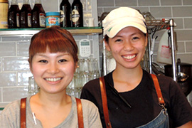 佐藤礼佳店長(写真左)とキッチンスタッフ